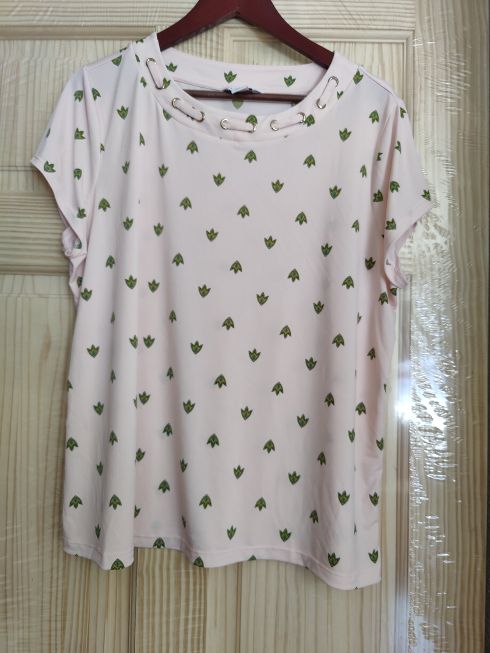 Liz Claiborne Pale Pink Short Sleeve Top with Green Motif